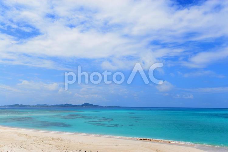 沖縄の美しい海とさわやかな空 海,沖縄,自然の写真素材