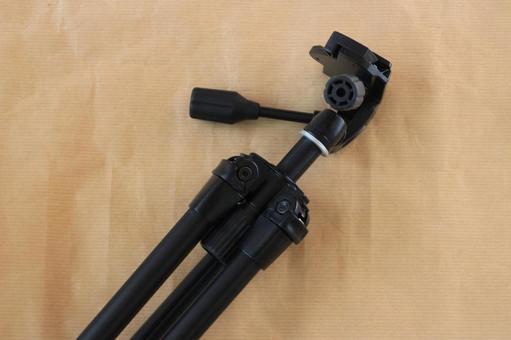 横置きした黒の三脚 横置きした黒の三脚の写真