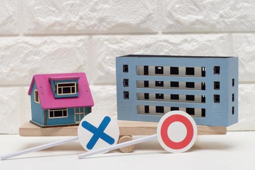 戸建てとマンションの比較と×印と〇印 戸建てとマンションの比較と×印と〇印 シーソー,比較,物件探しの写真素材