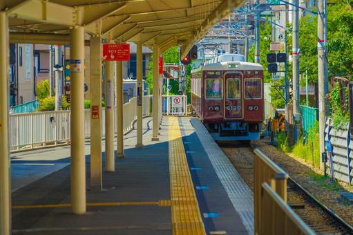 駅に停車する茶色の電車 駅に停車する茶色の電車 駅,停車,茶色の写真素材