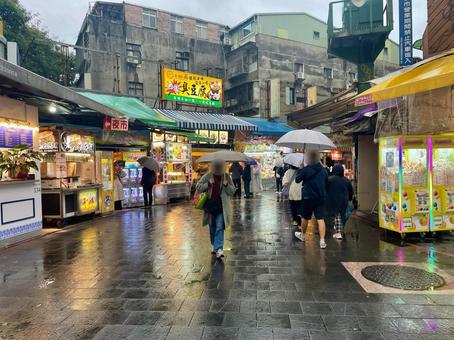 雨に濡れる台湾夜市の路地 雨に濡れる台湾夜市の路地 台湾,夜市,屋台の写真素材