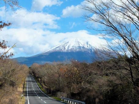 真っ直ぐに続く道路と冬の富士山 真っ直ぐに続く道路と冬の富士山 富士山,雪,冬の写真素材
