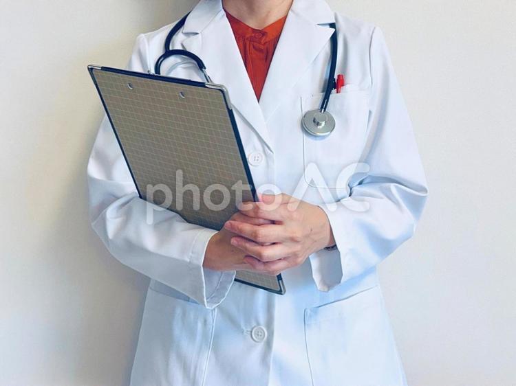 クリップボードを持った女性医師 女医,問診票,カルテの写真素材