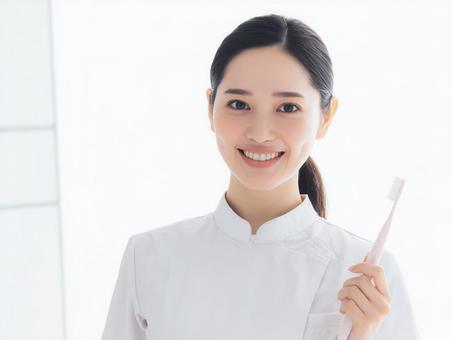 歯科衛生士イメージ、ハブラシを持つ女性 歯科衛生士イメージ、ハブラシを持つ女性の写真
