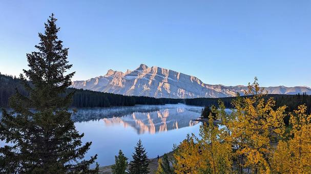 紅葉と湖面に反射する山　カナダ 紅葉,木,湖の写真素材