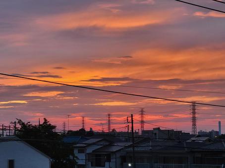 夕暮れ時の街並みとオレンジ色の空 夕暮れ時の街並みとオレンジ色の空 夕焼け,空,夏の写真素材