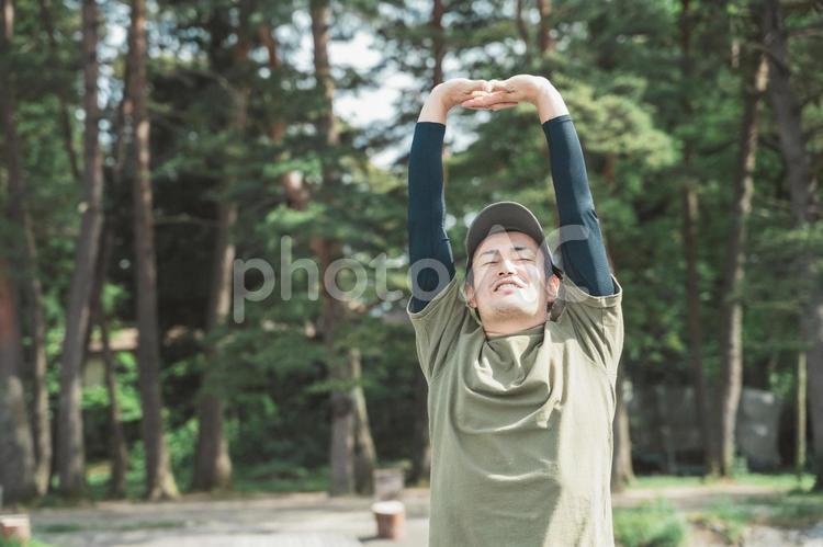 森にいるアウトドアが好きな日本人男性 リフレッシュ,深呼吸,遊ぶの写真素材