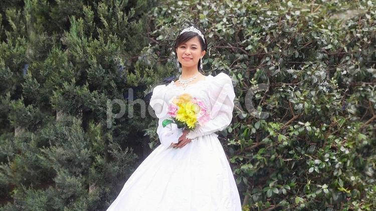 ウエディングドレスを着た女性 104 20代,ウエディング,コサージュの写真素材