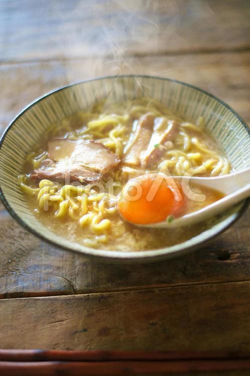 おうちで豚骨ラーメンを食べる ラーメン,豚骨ラーメン,麺の写真素材