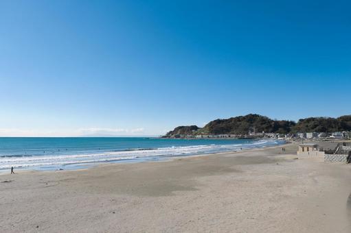 快晴の由比ガ浜から稲村ケ崎を臨む風景 快晴の由比ガ浜から稲村ケ崎を臨む風景の写真