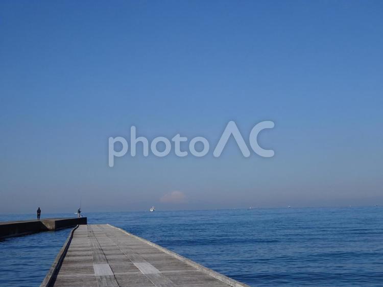 北条桟橋から眺める東京湾と富士山の絶景 青空,空,海の写真素材