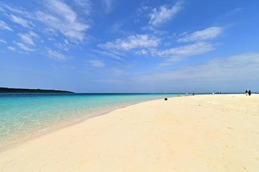 石垣島の白い砂浜とコバルトブルーの海と空 石垣島の白い砂浜とコバルトブルーの海と空 石垣島,白い砂浜,沖縄の写真素材