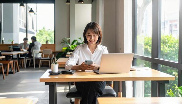 シェアオフィスで働く日本人女性 シェアオフィスで働く日本人女性の写真