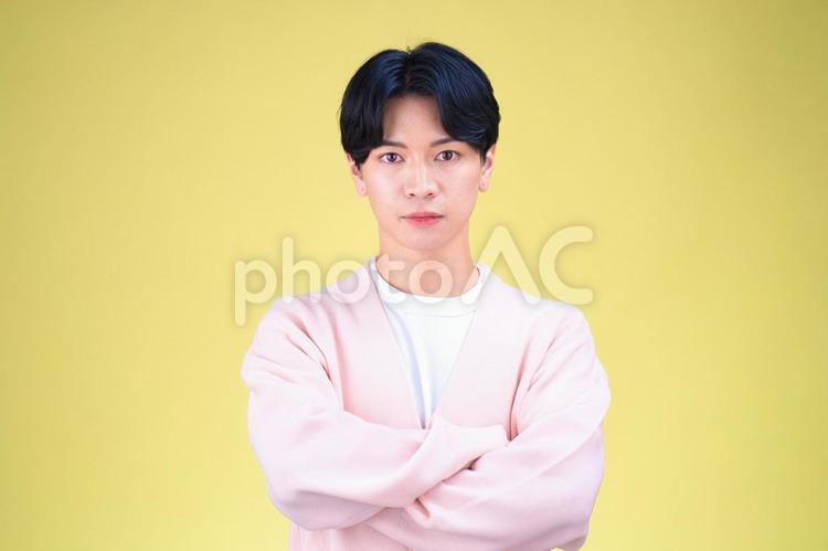 腕組みをする真顔の男性 男性,アイドル,腕組みの写真素材