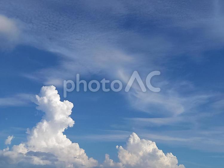 9月の青空と白雲-2 夏空,雲,背景素材の写真素材