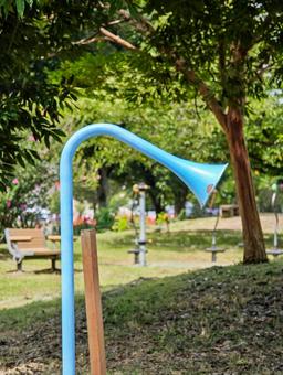 公園の青いラッパ遊具 公園,遊具,青い遊具の写真素材