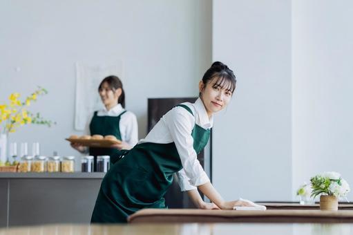 カフェで働く若い女性 カフェで働く若い女性 カフェ,準備,拭き掃除の写真素材