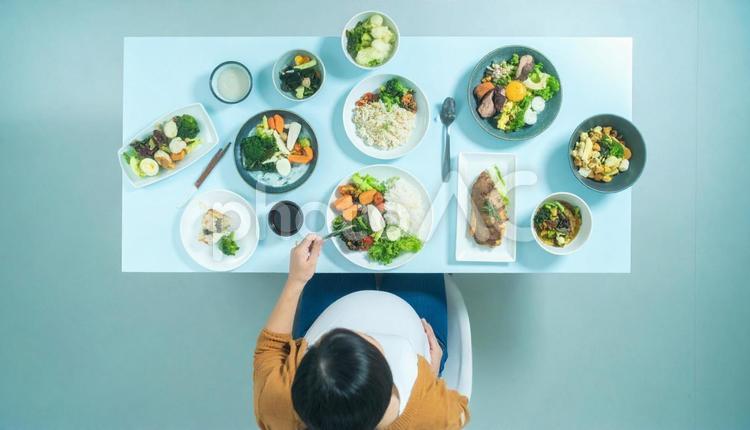 食事を美味しそうに食べる妊婦 満腹,夕食,明るいの写真素材