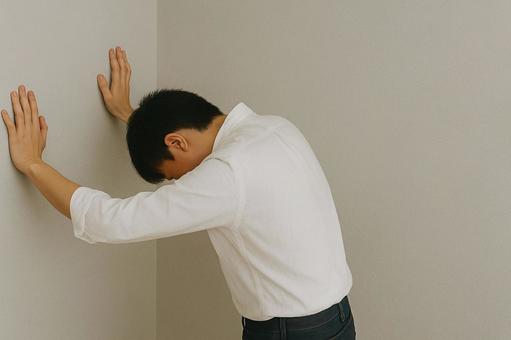 途方に暮れる男性 途方に暮れる男性の写真