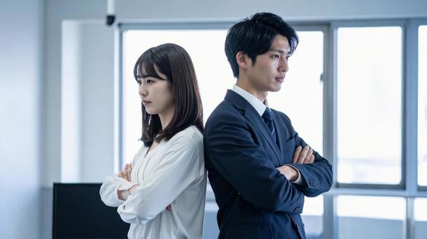 いがみ合う二人 いがみ合う二人の写真