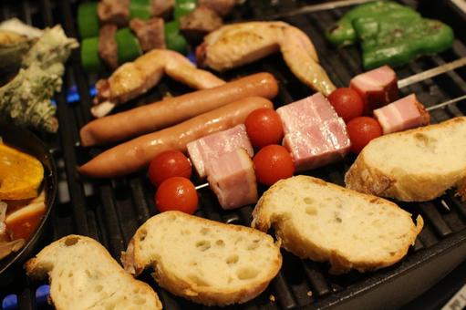 BBQグリル bbq,ベーコン,手羽先の写真素材