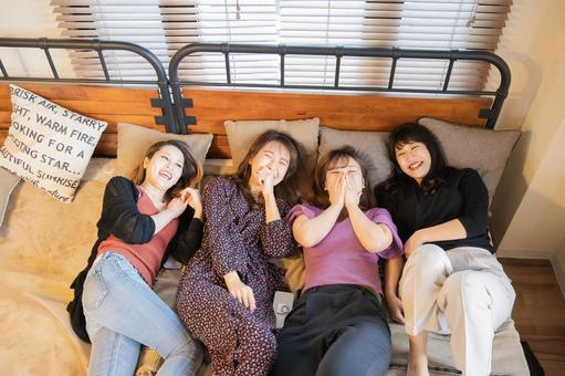 女孩在床上說話 女孩在床上說話