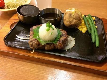 150gの和風ステーキ肉と野菜の付合わせ 150gの和風ステーキ肉と野菜の付合わせ サーロイン,ステーキ,肉の写真素材