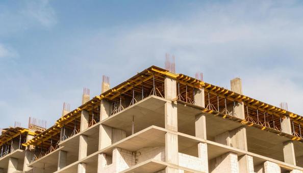 建設中のビルの屋上　青空の写真