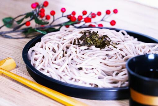 ざるそば＆南天（背景ボケ） ざるそば,南天,箸の写真素材