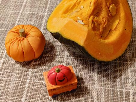 カボチャのぬいぐるみとオブジェ カボチャのぬいぐるみとオブジェ かぼちゃ,ハロウィンのイメージ,秋の味覚の写真素材