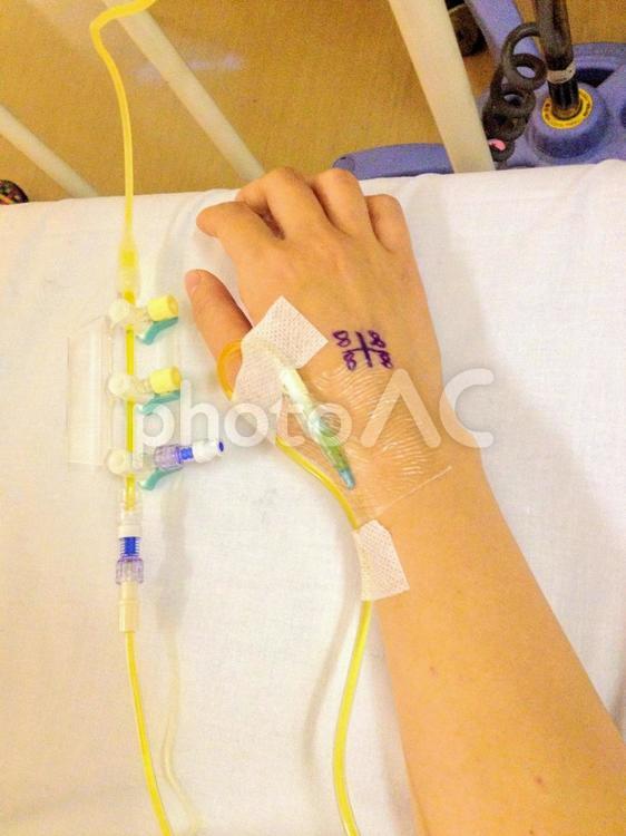 抜歯手術前に点滴をしている右腕 抜歯手術,点滴,腕の写真素材