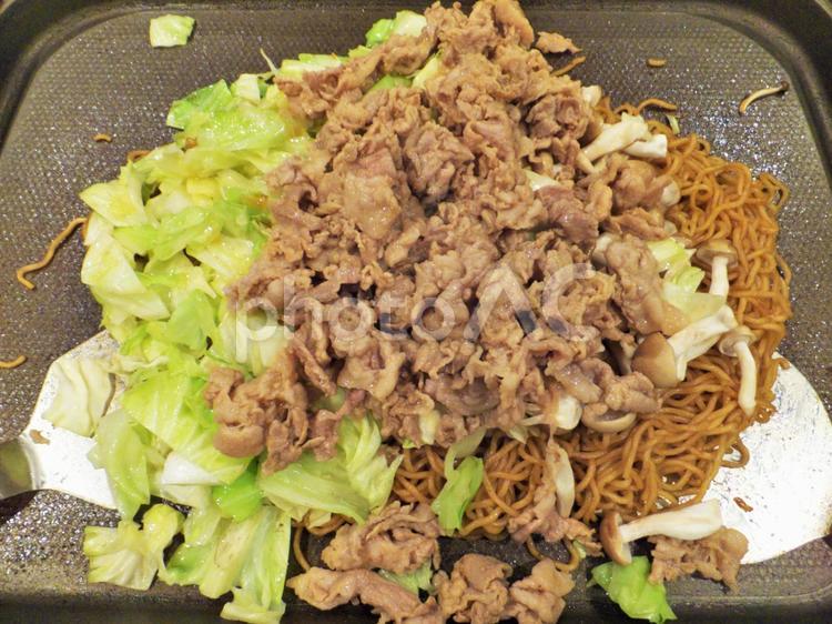 調理中の焼きそば やきそば,ホットプレート,豚肉の写真素材
