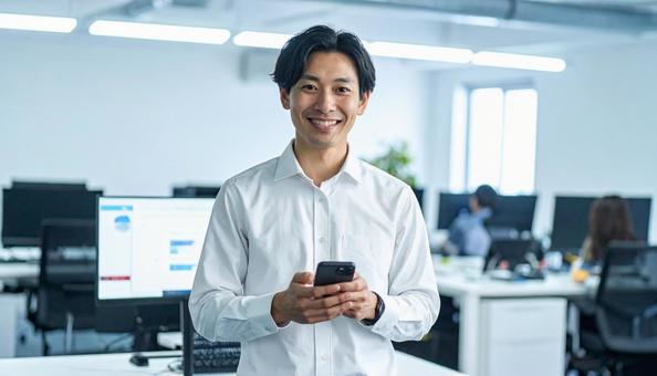 オフィスで働く日本人システムエンジニア オフィスで働く日本人システムエンジニアの写真