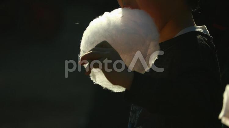 綿菓子？綿あめ？頬張る 日本人,祭り,綿あめの写真素材