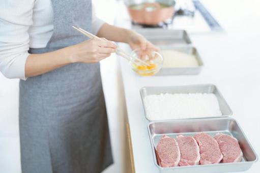 とんかつの材料と卵をかき混ぜている人の手 とんかつの材料と卵をかき混ぜている人の手の写真