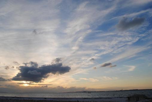 夕暮れ 雲,青空,太陽の写真素材