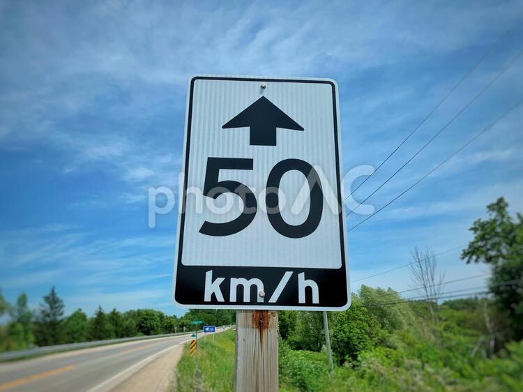 標識4(ここから制限速度50キロ) 標識,運転,道路の写真素材