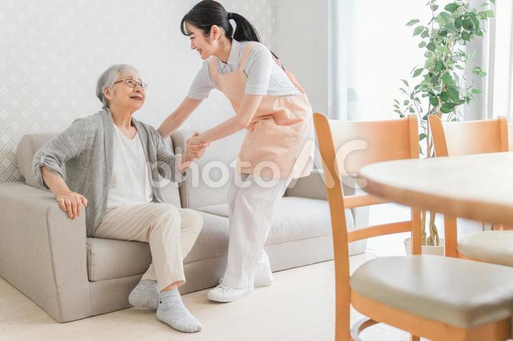 訪問介護する女性と高齢者（笑顔） 訪問介護,認知症,在宅介護の写真素材