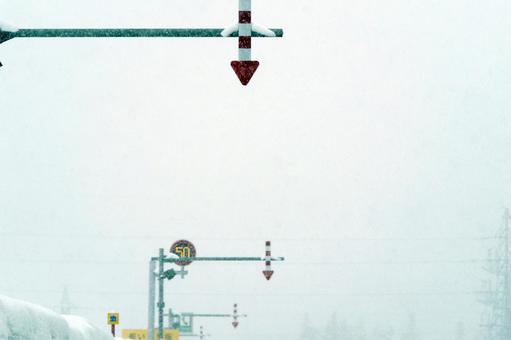矢羽根、雪の高速道路 矢羽根,雪上走行,タイヤ規制の写真素材