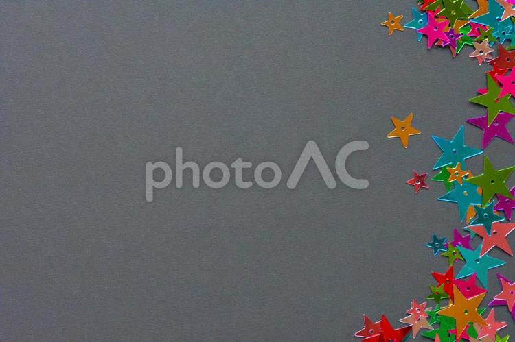 カラフルな星型のキラキラ　黒背景素材 星型,キラキラ,カラフルの写真素材