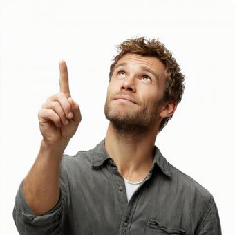 何かを見つけ、見上げる男性 何かを見つけ、見上げる男性の写真