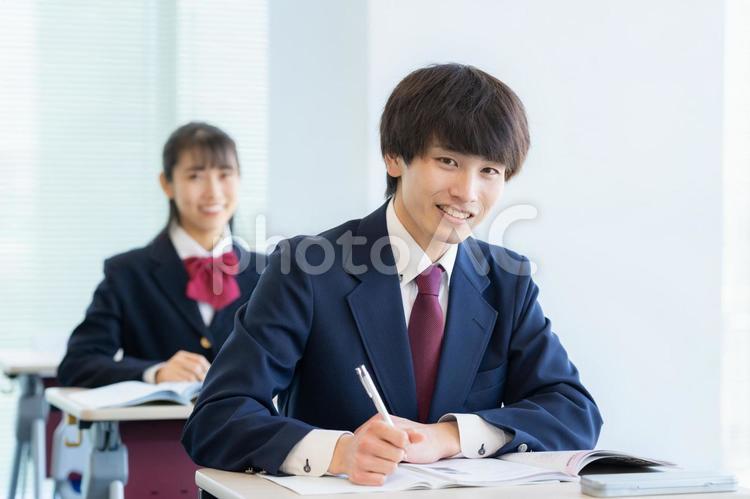 学校で勉強をする男女の高校生 教育,塾,勉強の写真素材