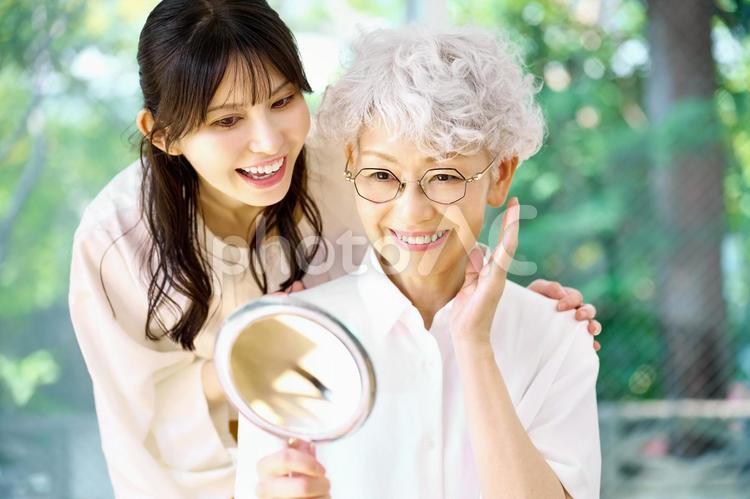 鏡を見る母と娘　シニア　女性　美容 シニア,スキンケア,ビューティーの写真素材