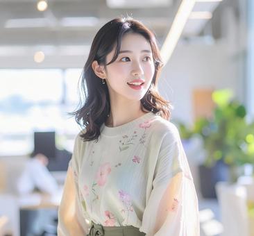 若い女性 呼ばれて振り向く 若い女性 呼ばれて振り向くの写真