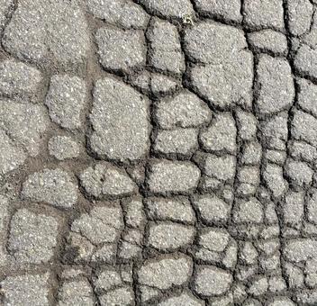 ひび割れた道路 ひび割れた道路 路面,アスファルト,劣化の写真素材
