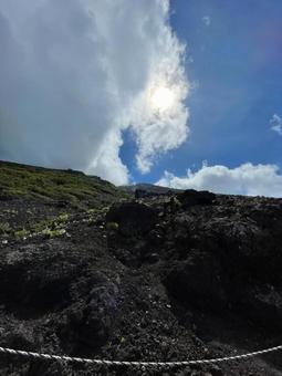 山肌を覆う緑と岩 山肌を覆う緑と岩の写真