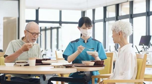 食事の介助をするアジア人介護士 食事,介助,介護士の写真素材
