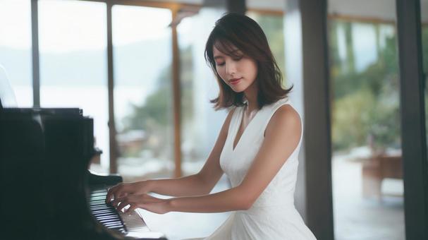 白いドレスを着てピアノを弾く女性の写真