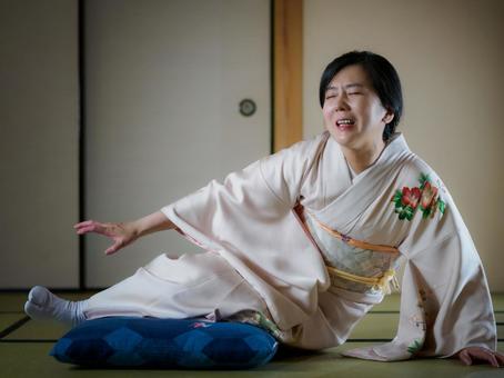 33:足が痺れた着物の女性 33:足が痺れた着物の女性 着物,足,痺れるの写真素材