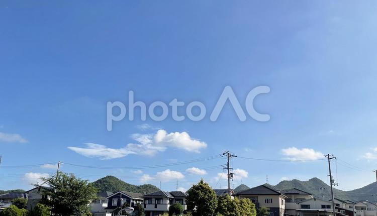 青空と緑豊かな住宅街 住宅街,空,青空の写真素材